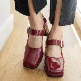 Zapato Mary Jane de cuero vacuno negro con hebilla plateada, punta cuadrada y taco cuadrado.