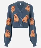 Cardigan de punto azul con escote en V, botones frontales y mangas largas ligeramente abullonadas. Presenta un estampado jacquard de carpinchos en color naranja.