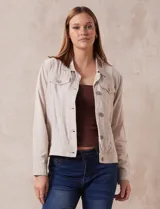 Campera de lino color beige, marca Dash, con abertura central y botones. Tiene bolsillos aplicados en la parte delantera.
