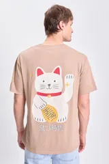 Camiseta de manga corta color taupe con estampa de gato de la suerte japonés en la espalda.