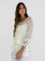 Top beige de encaje con mangas 3/4 y cuello redondo.