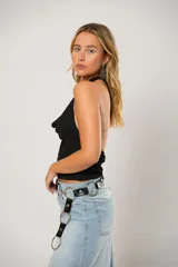 Top negro con cuello halter y drapeado, confeccionado en tejido de punto suave.