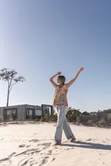 Chaleco bordado a mano con flores y mostacillas al estilo hindú, de corte amplio.