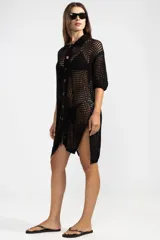 Camisa larga de punto abierto color negro con cuello clásico, cierre frontal con botones y mangas 3/4.