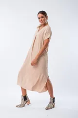 Vestido midi color beige, de corte suelto, con escote en V y mangas cortas.