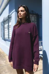 Sweater de punto color borgoña con cuello redondo y bordado de durazno en el pecho.