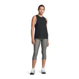 Calza capri Under Armour HeatGear color gris, de tiro alto y calce ajustado. Cuenta con bolsillo lateral y logo estampado en la pierna.
