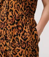 Mono corto de viscosa color marrón con estampado de jaguar, cuello camisero en V, mangas cortas y bolsillos delanteros.