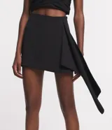 Short pollera corto color negro, confeccionado en crepé con cierre en la espalda y cinta lateral.
