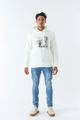 Buzo canguro blanco de felpa con capucha ajustable, bolsillos y estampado con diseño de bosque y texto.
