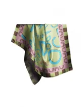 Pañuelo de seda estampado en tonos verde, celeste, marrón y lila.