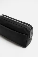 Neceser negro rectangular de tela técnica con cierre de cremallera, asa lateral y bolsillo interno con cremallera.