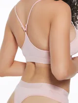 Top deportivo negro con breteles finos y espalda estilo nadador. Elástico ancho en la base con logo de la marca. Sin aro ni relleno.