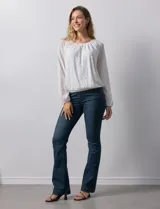 Blusa blanca texturizada, marca Harper, de manga larga con terminación fruncida y ruedo con frunce. Tiene forro interno a tono.
