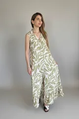 Vestido largo camisero sin mangas, con estampado de hojas en verde y blanco, cuello camisero y cierre frontal con botones.