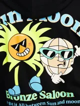 Hoodie negro de manga larga con fit ancho plus size, interior cepillado, capucha, bolsillo canguro y estampa de goma en la espalda con diseño de sol y luna.