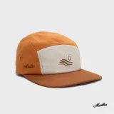 Gorro tipo béisbol color beige de pana con logo bordado en blanco.
