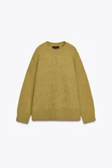 Sweater de punto color verde oliva con cuello redondo y mangas largas.
