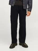 Pantalón negro de pana con bolsillos traseros y frontales, cierre con cremallera y trabilla para martillo.