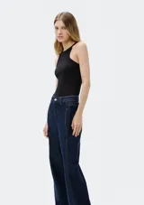 Musculosa marrón con cuello halter y bordado pequeño en el pecho.