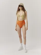 Bañador bicolor con parte superior en tono beige y parte inferior naranja, diseñado para un ajuste cómodo.