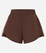 Short deportivo femenino modelo runner, color marrón chocolate con cintura elástica y rayas laterales color crema.