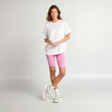 Camiseta blanca de corte amplio y mangas cortas.
