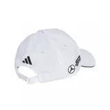 Gorra Adidas blanca con logo de Mercedes Benz bordado en el frente y logo de Adidas bordado en la visera.