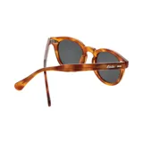 Lentes de sol con montura redonda color carey y lentes grises.