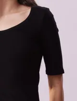 Remera rosa de tejido rib, con cuello redondo y manga corta.