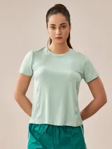 Remera de poliéster color coral, de corte clásico y mangas cortas.