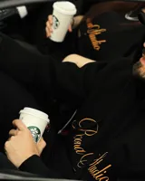 Hoodie color beige con capucha, cordones ajustables y bolsillo tipo canguro. Estampa bordada en el frente con la leyenda "Poona Studio".