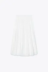 Falda midi blanca de popelín con cintura elástica tipo nido de abeja.