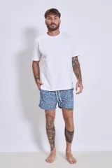 Short de baño azul con estampado floral en tonos rosa y blanco.