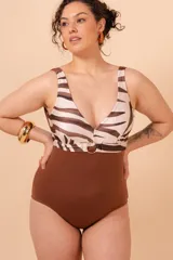 Malla entera marrón con estampado animal print en la parte superior y aplique de aro dorado en la cintura.