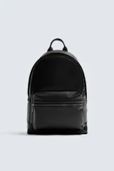 Mochila negra con acabado grabado, compartimento principal con cierre de cremallera, bolsillo frontal con cierre de cremallera, parte posterior acolchada con banda de sujeción para equipaje, asa de mano y dos asas de hombro ajustables.