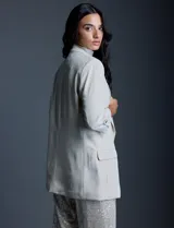 Blazer de crepé color negro con cuello solapa y mangas ¾ ajustables, con bolsillos frontales.