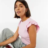 Camiseta rosa de punto con cuello redondo y mangas cortas con volantes.