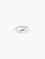 Anillo plateado de acero quirúrgico hipoalergénico con diseño curvo y ajustable.