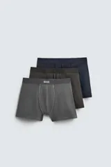 Pack de tres calzoncillos tipo bóxer en colores gris, verde oliva y azul marino, con cintura elástica.