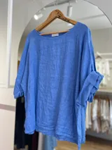 Blusa amarilla de lino con mangas 3/4 y corte holgado.