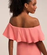 Vestido midi de viscosa color salmón, con escote hombro a hombro con volados y falda con volados en el ruedo.