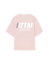 Remera rosa de corte holgado con estampado en la espalda con la palabra "ITTAI" en letras blancas con líneas rojas, azules y negras.