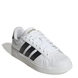 Championes Adidas Streettalk blancos con las tres tiras laterales en negro y logo dorado en la lengüeta.