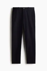 Pantalón de vestir negro de corte slim fit, con bolsillos laterales y traseros.