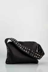 Cartera de cuero negra con detalles de remaches metálicos en la correa.