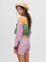 Short boxy de viscosa con estampado de flores, pretina combinada y cordón ajustable. Diseñado en Uruguay.