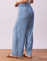 Pantalón celeste de lyocell, marca Zac & Rachel, con pretina ancha elastizada y corte wide leg.