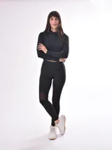 Calza larga negra con paneles de tela de red en la parte inferior de las piernas.