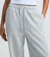 Pantalón recto femenino color negro, confeccionado en algodón con felpa, con cintura ajustable mediante cordón y caída suelta.